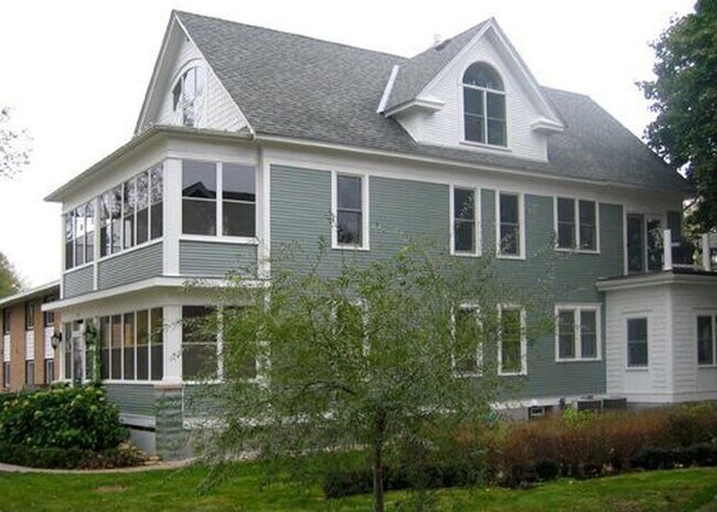 Building Photo - 817 5th St NE