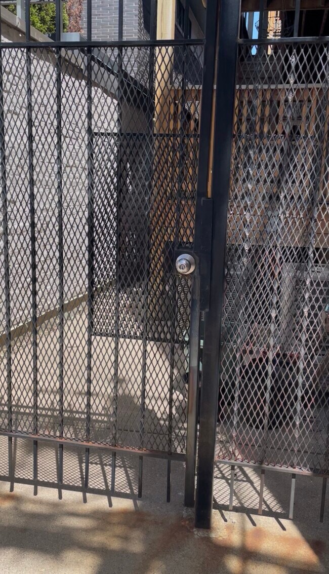 Foto del edificio - 3718 N Hoyne Ave