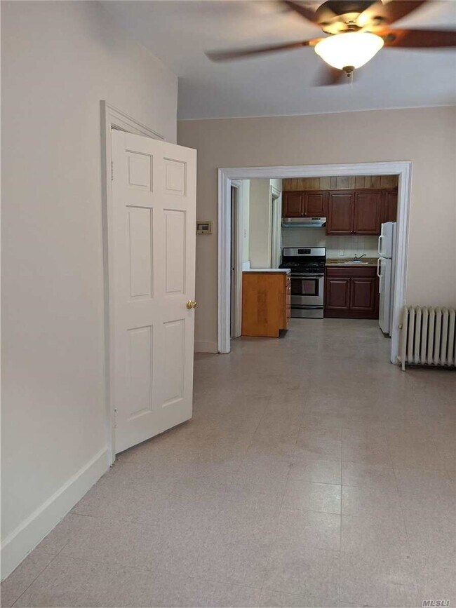 Foto del edificio - 82-12 Pettit Ave