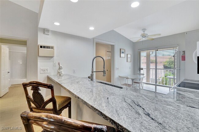 Foto del edificio - 2420 Hidden Lake Dr