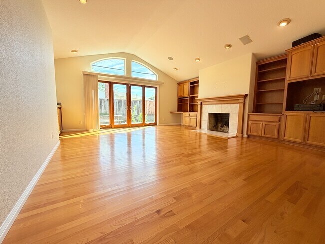 Foto del edificio - 4766 Elmhurst Dr