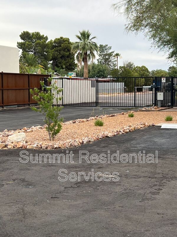 Building Photo - 341-349 E Calle Arizona