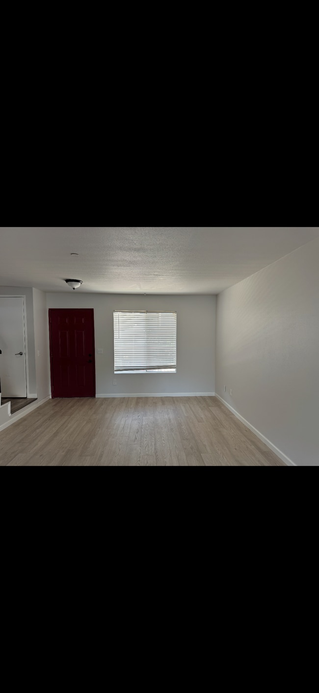 Building Photo - 522 Serrano Ave