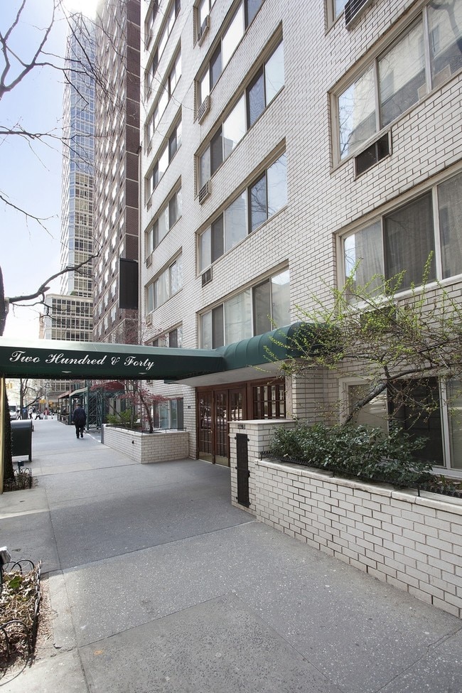 Building Photo - 240 E 55th St