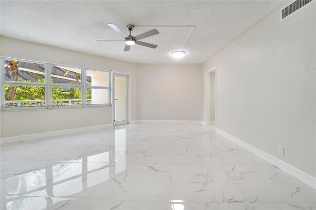 Foto del edificio - 710 N Ocean Blvd