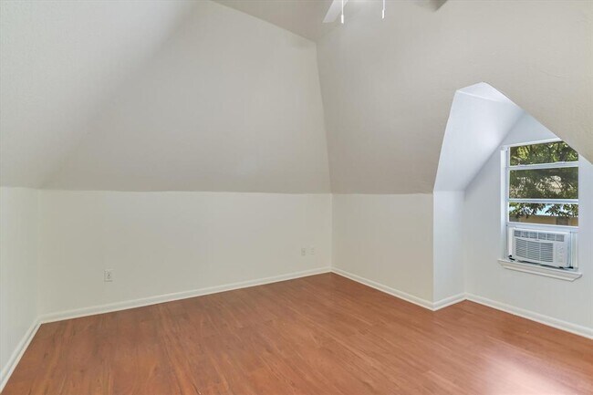 Foto del edificio - 1110 W 22nd St
