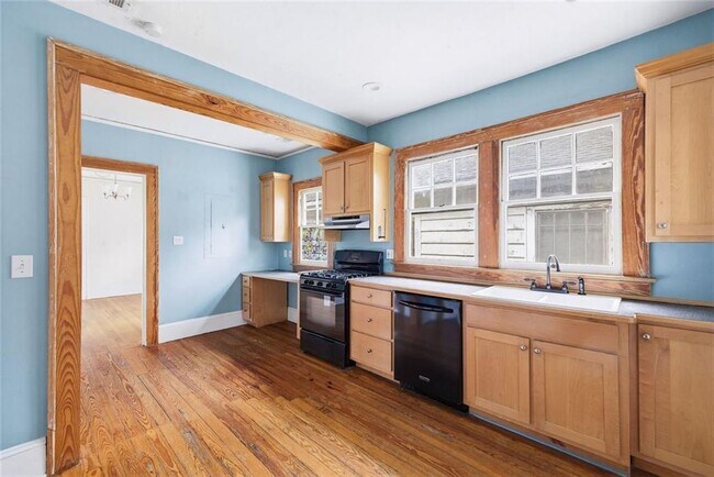 Building Photo - 114 E Maple St