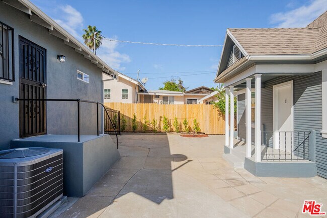 Foto del edificio - 3257 E 2nd St