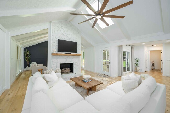 Building Photo - 140 Pine Glade Trce