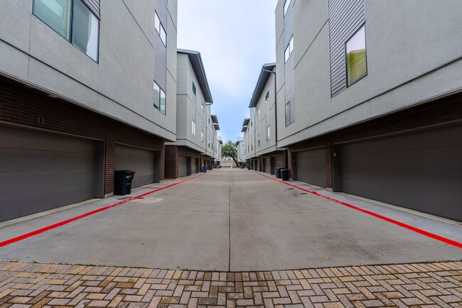 Building Photo - Beautiful South Lamar 2 bed 2 bath Condo!