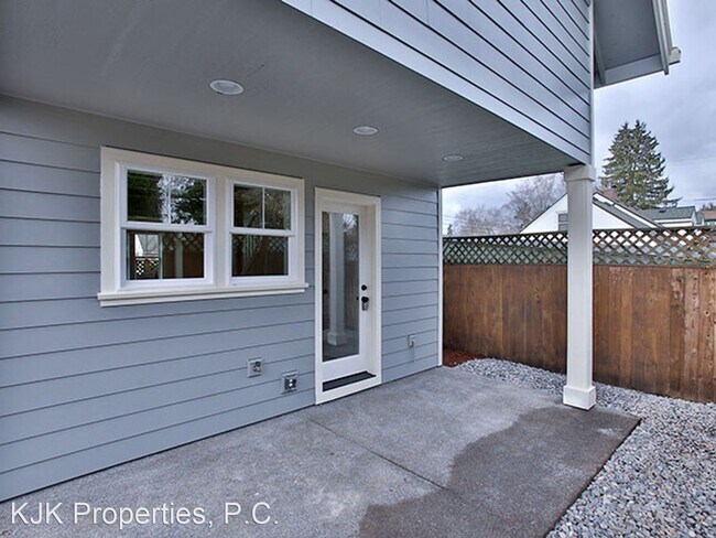 Building Photo - 2 br, 1 bath House - 4705 SE Knight Street B