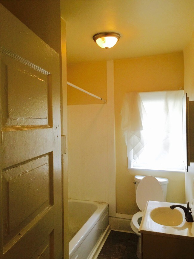 Building Photo - 334 Raymond St