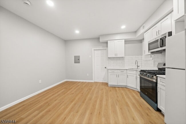 Building Photo - 57 Henry St