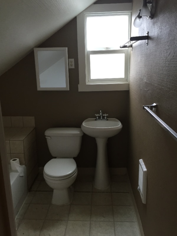 3628 SE Wake St Unit B, Milwaukie, OR 97222 Room for Rent in