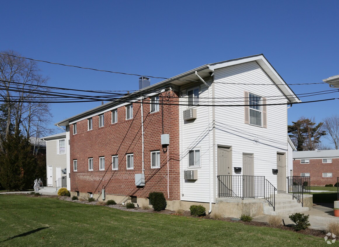 Brookwood at Bay Shore 99 S Clinton Ave Bay Shore, NY Apartments