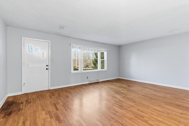 Building Photo - 1354 E Walnut St