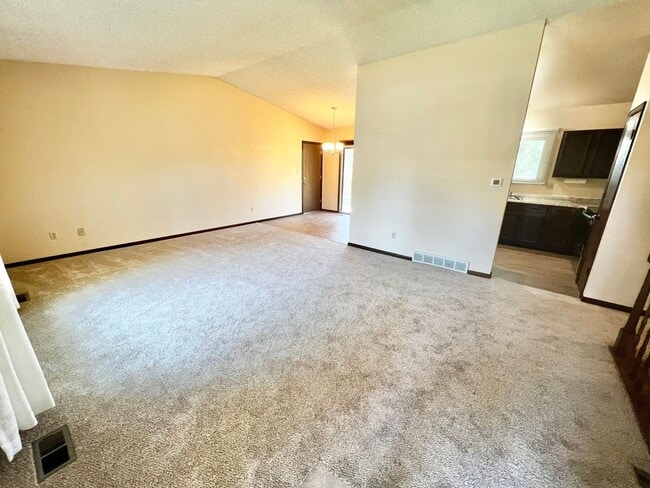 Building Photo - Beautiful 4 Bed, 2 Bath House in South Fort Collins! Avail. June 10th!