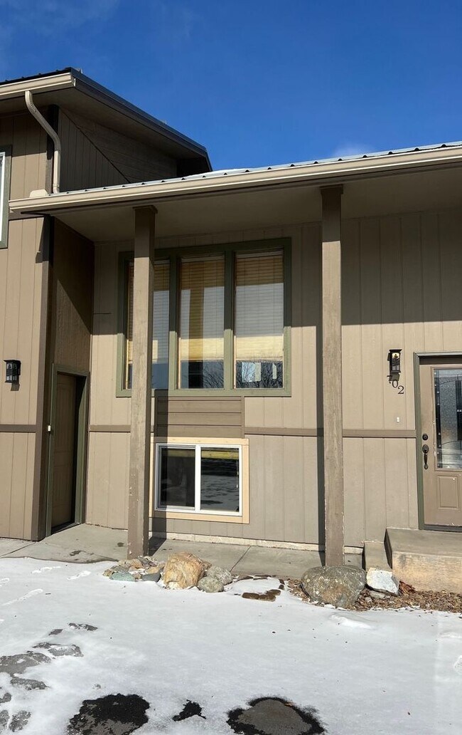 Building Photo - 702 Greenwood Dr