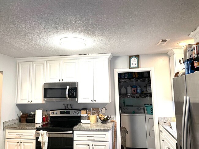 Foto del edificio - 6817 Cedarwood Ct