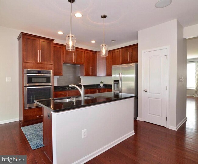 Building Photo - 43275 Mitcham Square