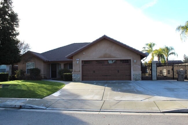 Building Photo - Large Home for Rent Bakersfield, CA