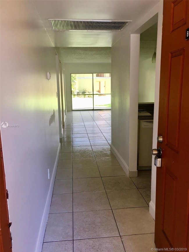 Building Photo - 905 Southridge Rd