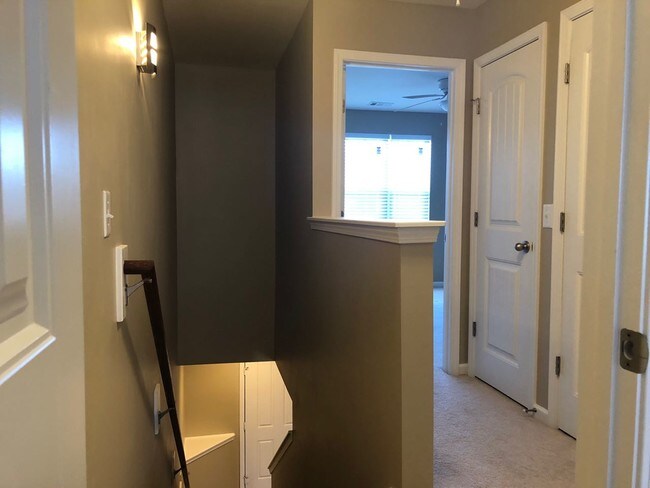 Building Photo - 121 Shadow Creek Cove