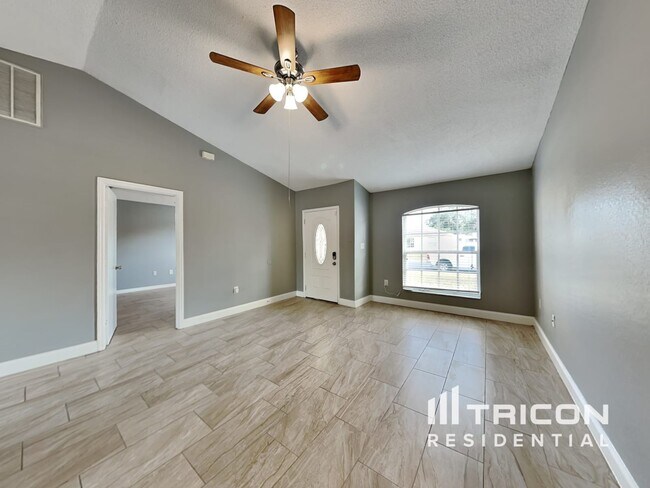 Foto del edificio - 855 Forrest Dr