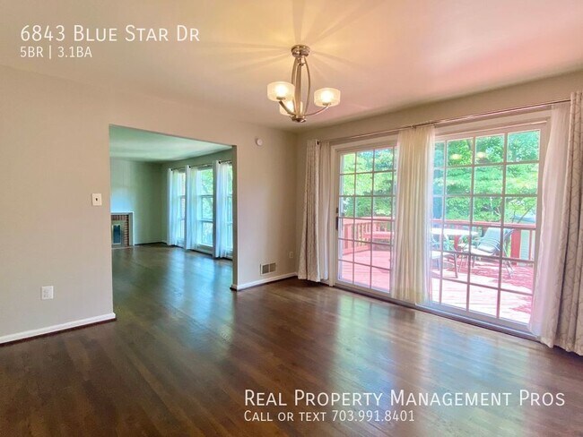 Building Photo - Spacious and Sun-Filled 5 Bedroom w/ Den, ...