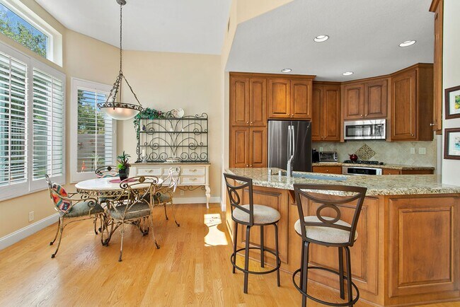 Foto del edificio - Beautiful and Highly Upgraded Furnished Ho...