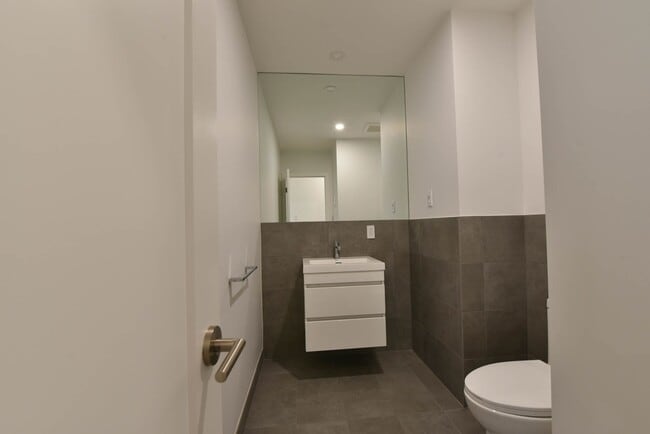 Building Photo - 590 Av. Outremont
