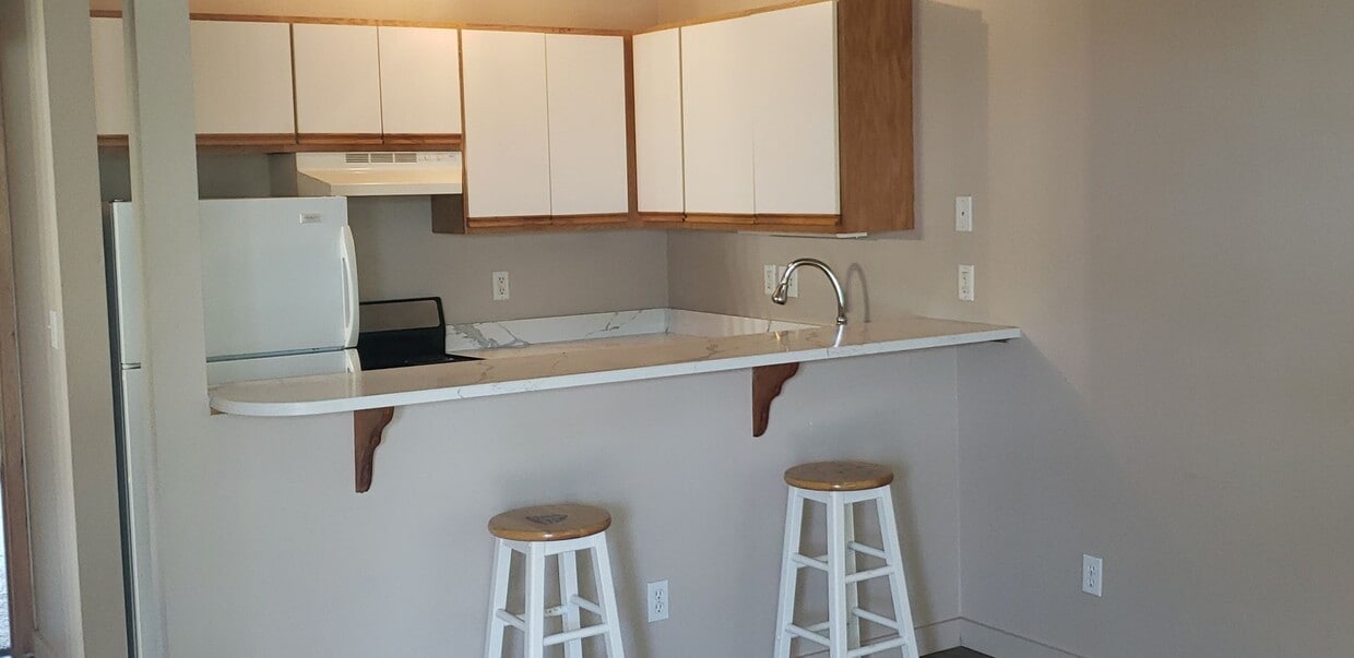 Primary Photo - Affordable 1 bedroom in town