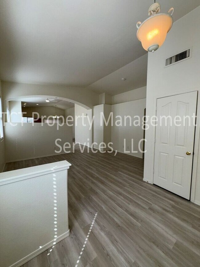 Building Photo - Cute 3 Bedroom In Power Ranch!