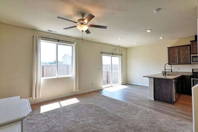 Foto del edificio - Newer home, dead end street, AC, Gas heat,...