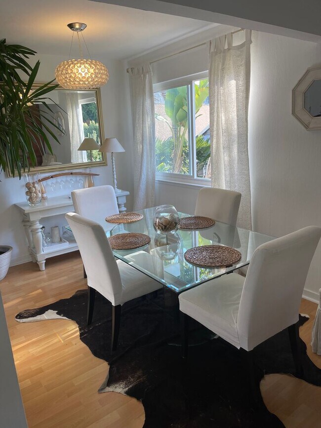 Building Photo - Beautiful Furnished/Unfurnished Luxurious ...