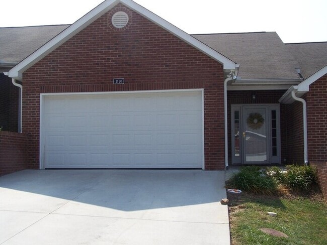 3 bed, 2 bath, 2 car garage townhouse w/ b... - 3 bed, 2 bath, 2 car garage townhouse w/ b...