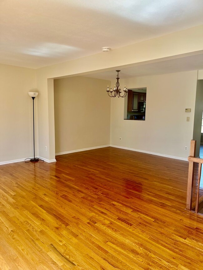 Building Photo - 8136 Verbeck Dr