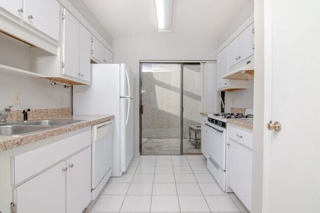 Foto del edificio - For Rent: Spacious 3 Bed/ 2 Bath Townhome ...