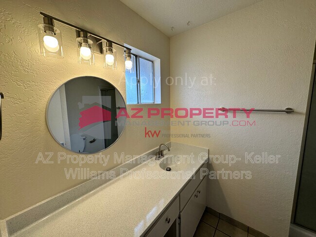Building Photo - 2554 E Fox St