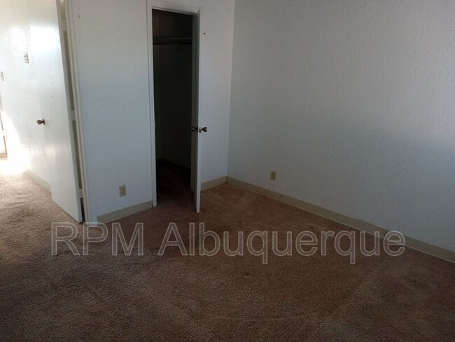 Building Photo - 420 Columbia Dr SE
