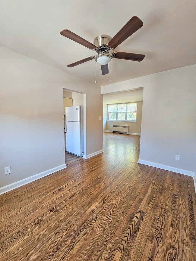 Comedor con vista a la cocina y sala de estar. - 24 Surrey Rd