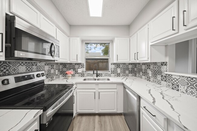 Foto del edificio - 9393 Westwood Village Dr