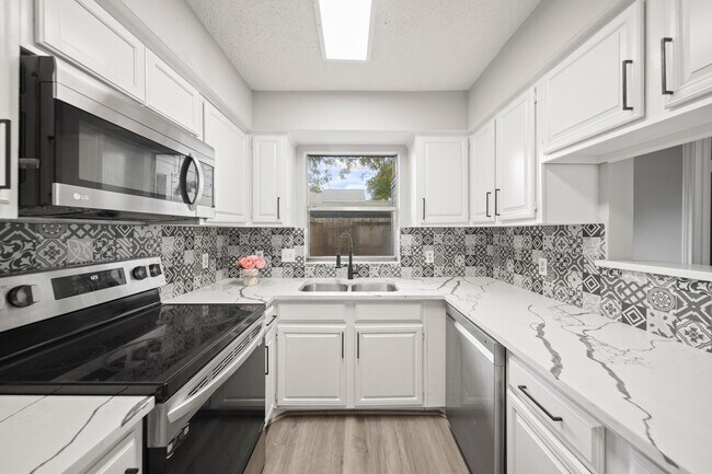 Building Photo - 9393 Westwood Village Dr