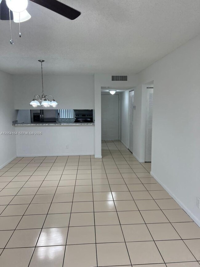 Foto del edificio - 8720 N Sherman Cir