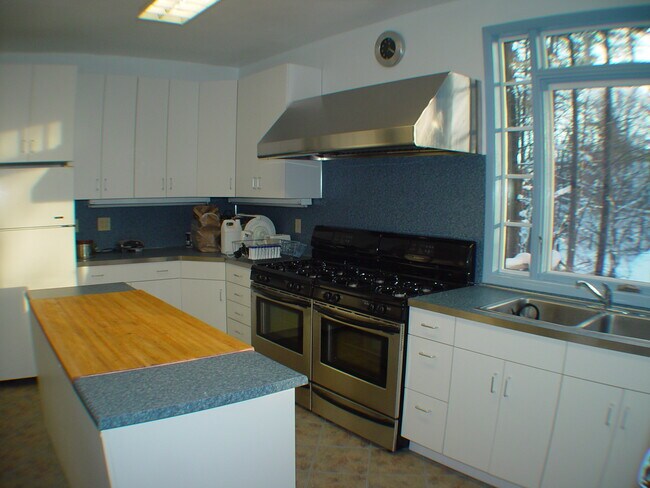 Building Photo - 200 Highland Ave