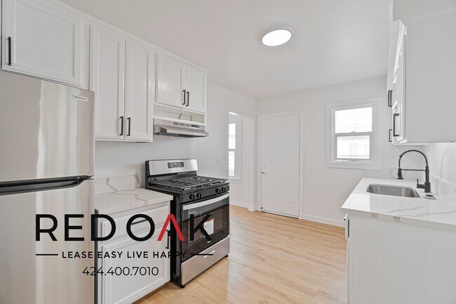 Building Photo - ~1 Month FREE~ Fabulous One Bedroom Featur...