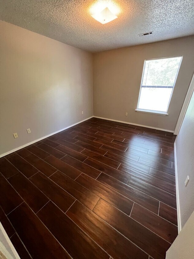 Primary Photo - 3 Bed 1.5 Bath House with 1 Car Garage.