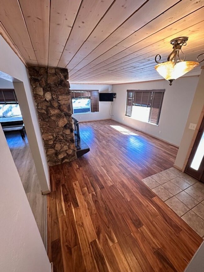 Foto del edificio - Lovely multi level home available now for ...