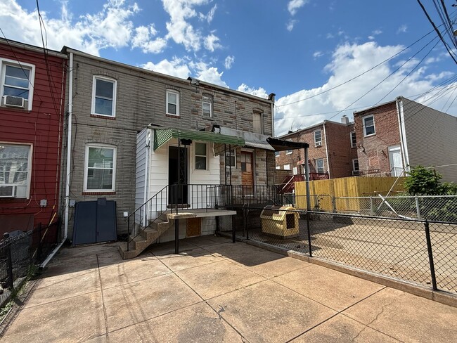 Foto del edificio - Renovated 2BR Home with Finished Basement ...