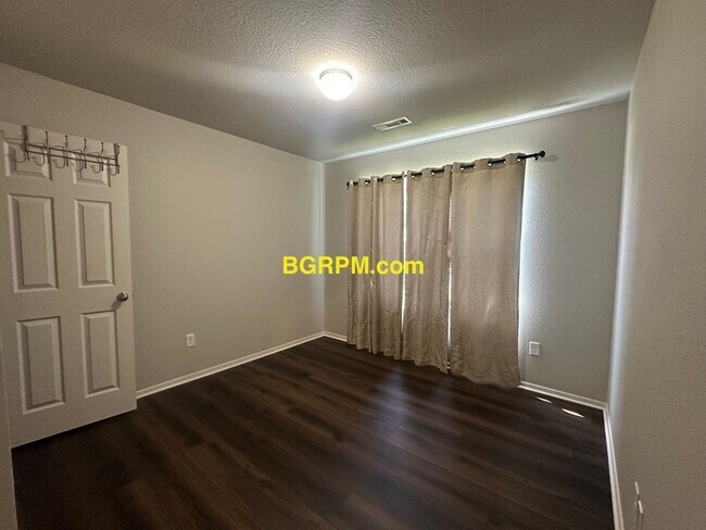 Foto del edificio - Great 4 Bedroom for rent!